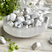 Howlite tumbled pocket stone crystal specimen (Sm)